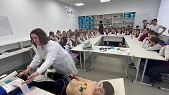 Школьники с. Мизино-Лапшиновка познакомились с профессией медика