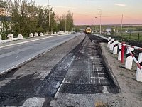 В р.п. Татищево подрядной организацией АО "Трасса" начаты дорожно-строительные работы на участке дороги от железнодорожного переезда до ул. Красноармейской
