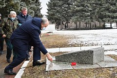 Сегодня, в День неизвестного солдата, губернатор возложил цветы к мемориалу «Братская могила» на Воскресенском кладбище. 