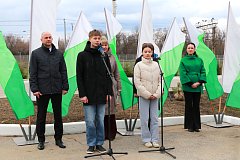 Выпускники Татищевского лицея высадили деревья на «Аллее выпускников»