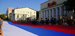 В День Государственного флага на территории Саратовского военного института Росгвардии военнослужащие и сотрудники ведомства растянули огромный триколор