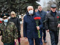 Сегодня, в День неизвестного солдата, губернатор возложил цветы к мемориалу «Братская могила» на Воскресенском кладбище. 