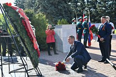 Возложение цветов к Мемориалу защитникам Отечества на Воскресенском кладбище Саратова