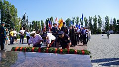 В День Государственного флага на территории Саратовского военного института Росгвардии военнослужащие и сотрудники ведомства растянули огромный триколор