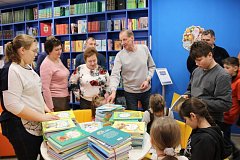 Глава района П.В. Сурков посетил детскую модельную библиотеку в р.п.Татищево