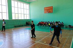 Соревнования по бадминтону