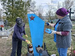 Учащиеся Татищевского района ухаживают за могилами ветеранов