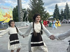 Ритмы национальных инструментов и тепло гостеприимства:  репортаж со Дня России в Татищево