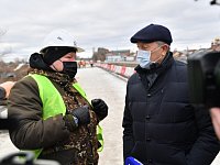 Валерий Радаев осмотрел, как идет ремонт дорог в Пугачевском районе
