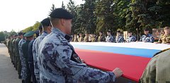 В День Государственного флага на территории Саратовского военного института Росгвардии военнослужащие и сотрудники ведомства растянули огромный триколор