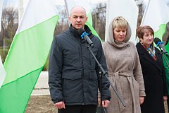 Выпускники Татищевского лицея высадили деревья на «Аллее выпускников»