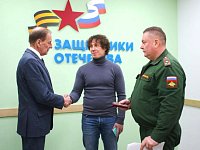 Глава Татищевского района П.В. Сурков вручил участнику СВО медаль «За храбрость»