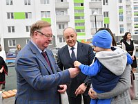 Валерий Радаев и Сергей Степашин вручили ключи от новых квартир переселенцам из аварийного жилья