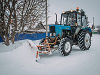В р.п.Татищево ведутся работы по расчистке дорог после обильного снегопада и метели